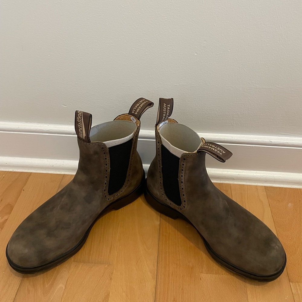 Blundstone elastic sided boot lined in rustic brown